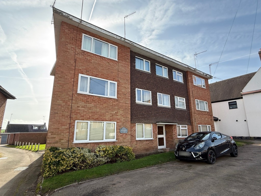 Lot: 3 - FREEHOLD GROUND RENT INVESTMENT - Side elevation from front driveway